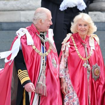 Король Карл III и королева Камилла блистают в праздничных накидках на важной церемонии